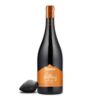 Ervaar de Sopho's winery Rkatsiteli Qvevri, een delicate amber wijn met diepe aroma's van karamel, abrikoos en gedroogd fruit.