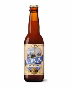 Ervaar de VD V.P.A. Pale Ale van Brouwerij Volendam; een delicate mix van bittere en zoete smaken, geaccentueerd met frisse citrus.