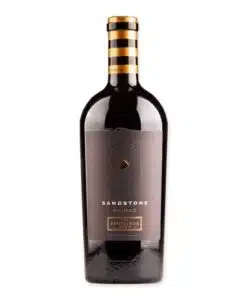 Ervaar de Casa Ermelinda Sandstone Shiraz, een prijswinnende wijn met diepzwarte bessen en robuuste tannines, perfect bij rijke maaltijden.