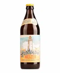 Ervaar de distinctieve smaak van Hiddenseer Weizen, een harmonieuze mix van banaan, kruidnagel, en citrus. Een frisse keuze voor elke bierliefhebber!