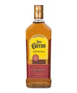 Geniet van Jose Cuervo Especial Gold, een tequila die traditie met innovatie vermengt door delicate vanille en rijke caramel tonen.