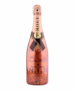 Ervaar de fruitige intensiteit en verfijnde zoetheid van Moët & Chandon Nectar Impérial Rosé Dry. Het ideale gezelschap voor elegante diners en feestelijke momenten