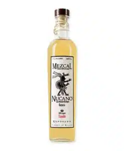 Ontdek Nucano Mezcal Reposado Espadin, een meesterwerk met rook en zoetheid, verrijkt door een houtrijping, ideaal voor elke gelegenheid.