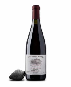 Vazisubani Estate Saperavi is een krachtige qvevriwijn van 100% Saperavi. Rijp donker fruit