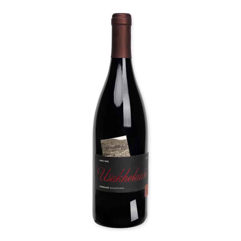 Winery David Usakhelauri is een zeldzame semi-zoete rode Georgische wijn van Usakhelauri-druiven