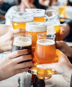 Proef 7 bierstijlen met hapjes tijdens de bierproeverij in Purmerend op 22 november 2025. Onder leiding van Shirley